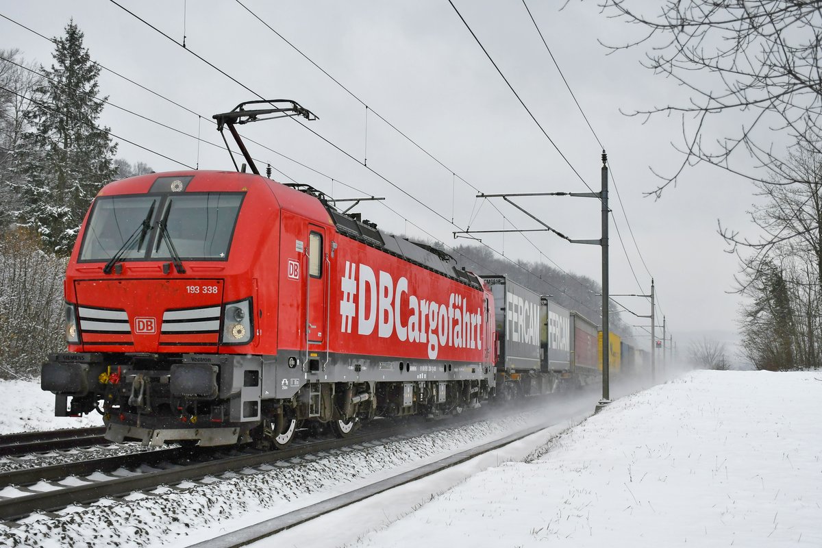 193 338 fährt bei Villnachern AG (CH) in Richtung Basel, aufgenommen am 11.02.2021.