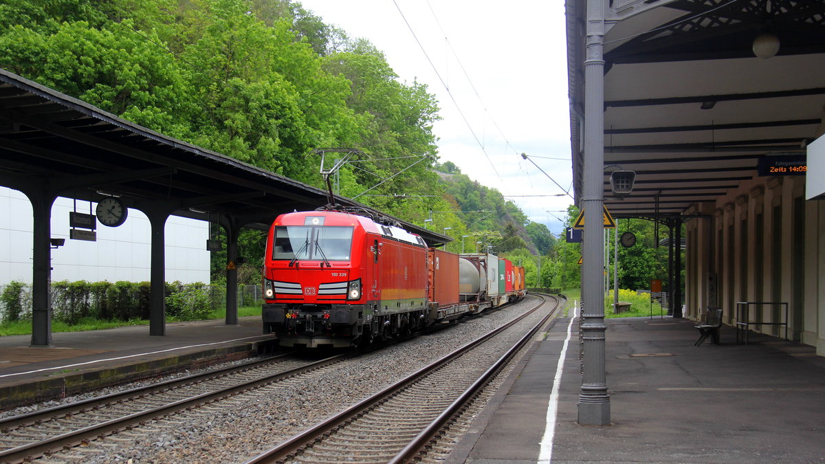 193 339 DB kommt mit einem Containerzug aus Norden nach Süden und kommt aus Richtung Köln,Bonn und fährt durch Rolandseck in Richtung Koblenz. 
Aufgenommen vom Bahnsteig in Rolandseck. 
Am Nachmittag vom 9.5.2019.