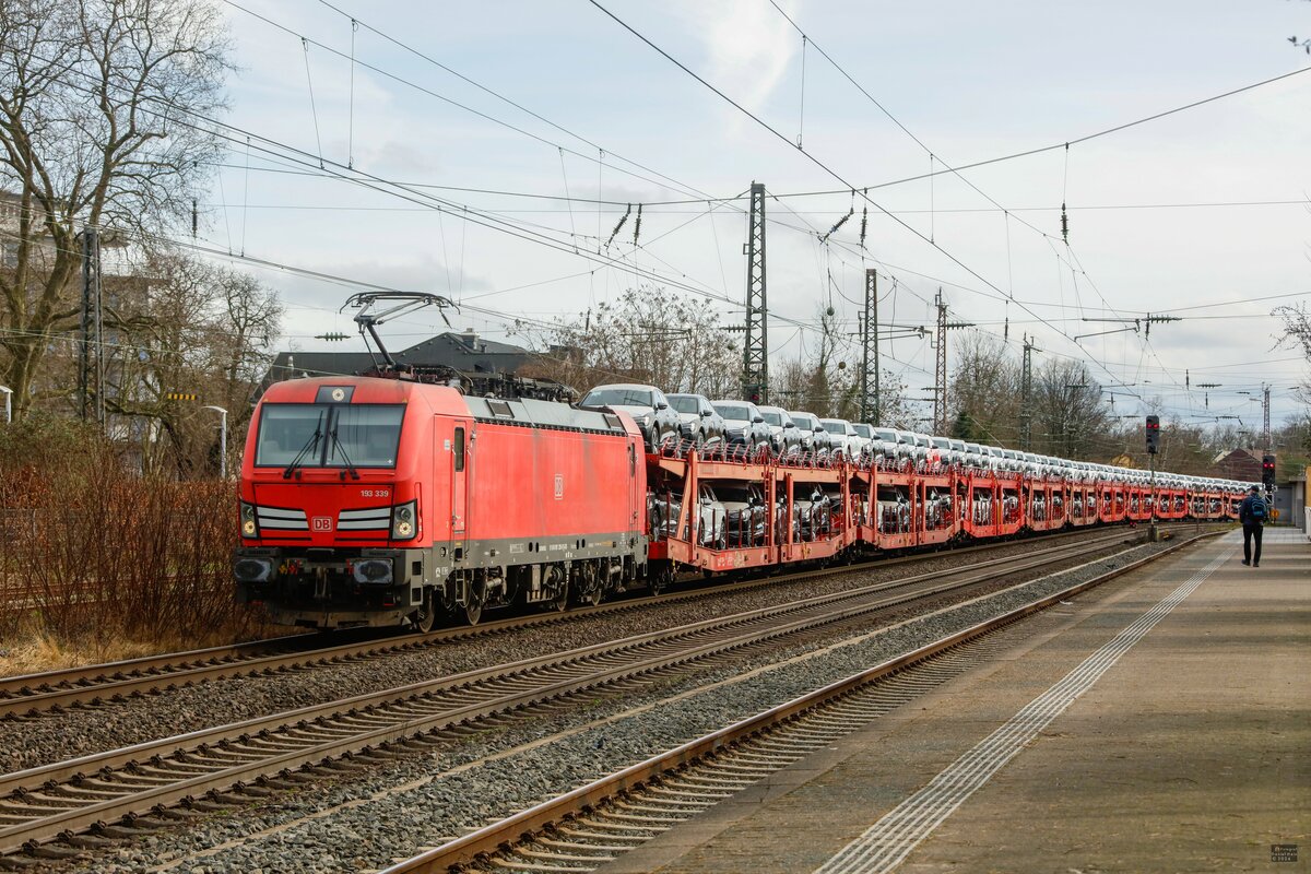 193 339 DB mit Autotransportzug in Hilden, Februar 2024.