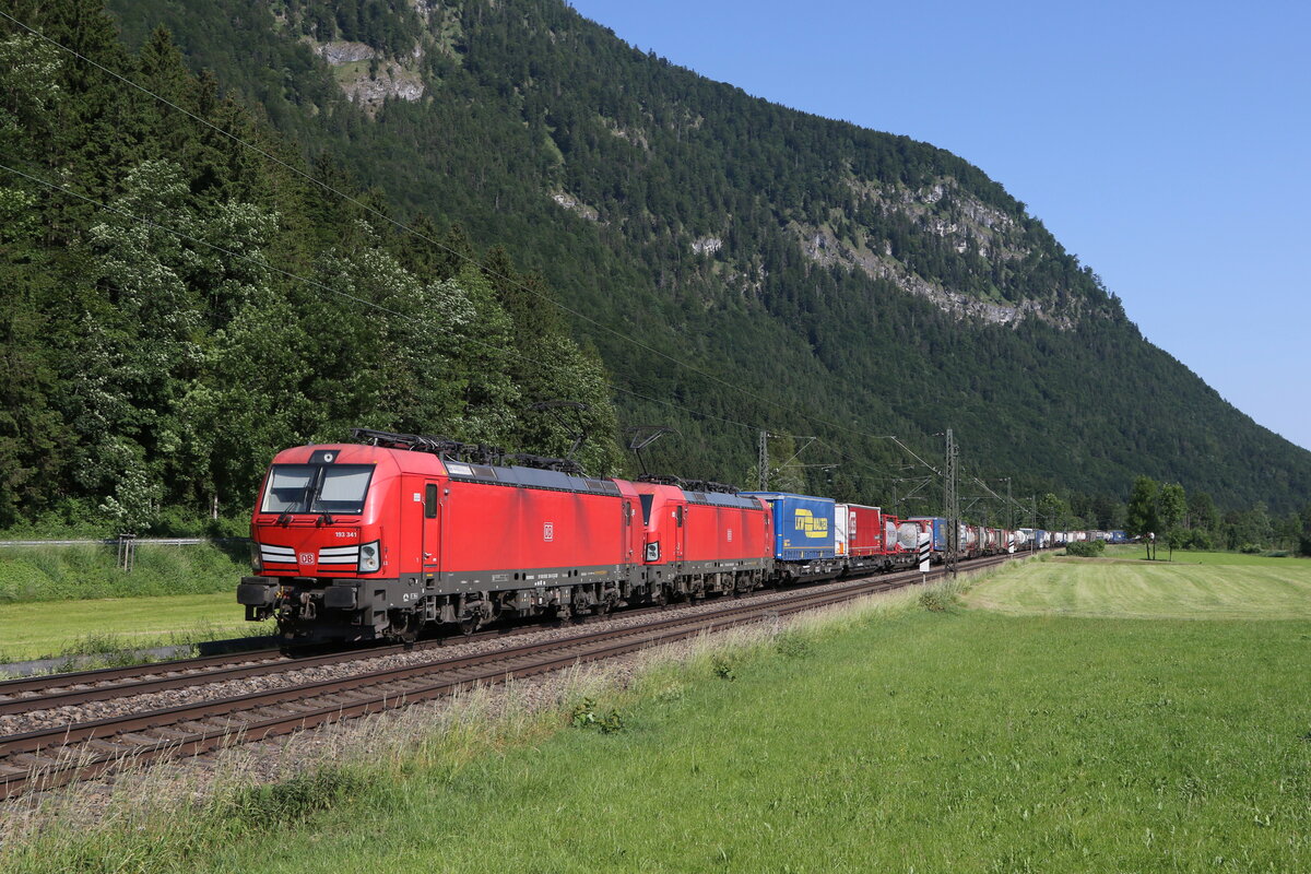 193 341 und 193 329 mit einem KLV aus München kommend am 14. Juni 2023 bei Niederaudorf.
