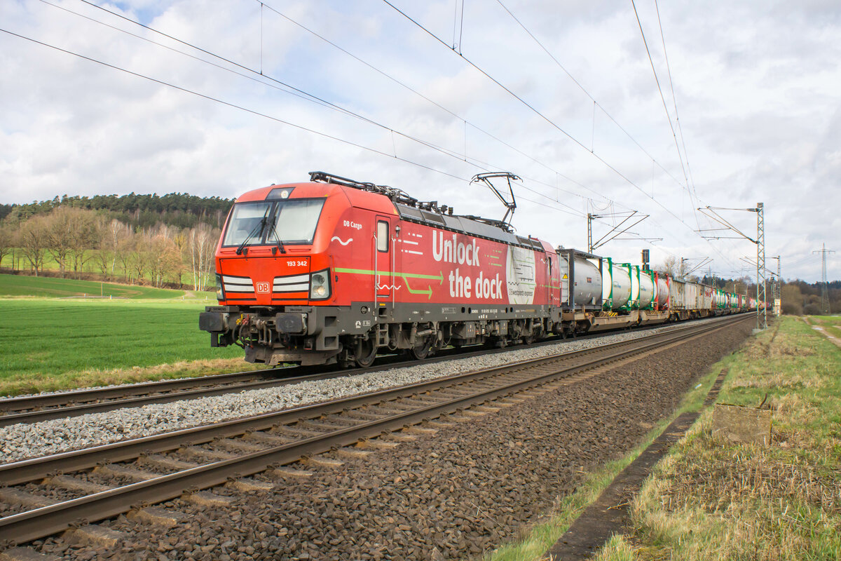 193 3423 ist mit einem Aufliegerzug bei Kerzell in Richtung Süden