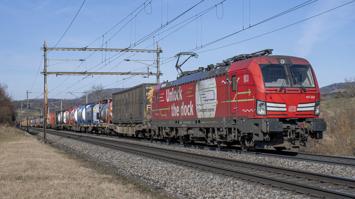 193 342  Unlock the dock  ist bei Zeihen AG (CH) unterwegs in den Süden. Aufgenommen am 12.02.2022. Beste Grüsse zurück in die Lok und danke für den Gruss.