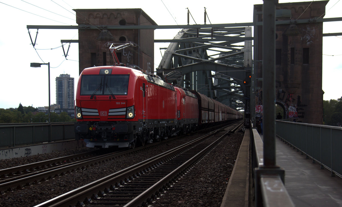 193 344 und 193 331 von DB rollen mit einem schweren Kohlezug über die Kölner-Südbrücke in Richtung Köln-Gremberg. 
Aufgenommen am 9.9.2018.