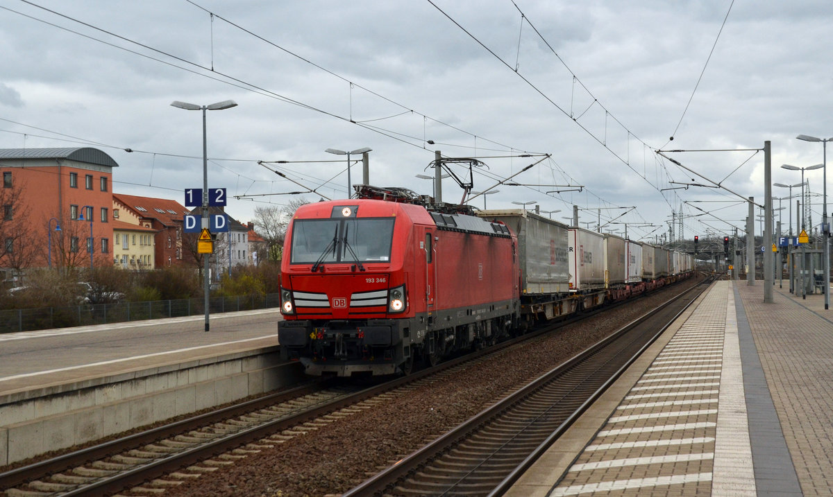 193 346 schleppte am 17.03.19 einen Schenker-KLV durch Bitterfeld Richtung Dessau.