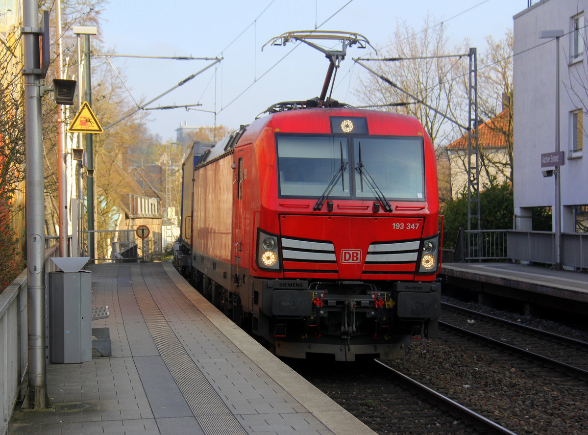193 347 DB kommt aus Richtung Aachen-West mit einem LKW-Zug aus Zeebrugge-Vorming(B) nach Novara-Boschetto(I) und fährt durch Aachen-Schanz in Richtung Aachen-Hbf,Aachen-Rothe-Erde,Stolberg-Hbf(Rheinland)Eschweiler-Hbf,Langerwehe,Düren,Merzenich,Buir,Horrem,Kerpen-Köln-Ehrenfeld,Köln-West,Köln-Süd. 
Aufgenommen vom Bahnsteig von Aachen-Schanz. 
Am Morgen vom 27.3.2019.