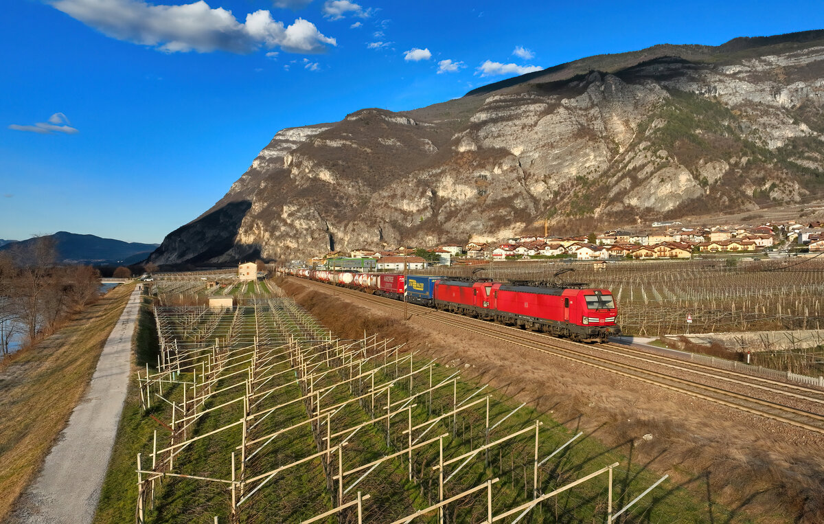 193 348 + 193 xxx mit einem KLV am 20.02.2024 bei Besenello.