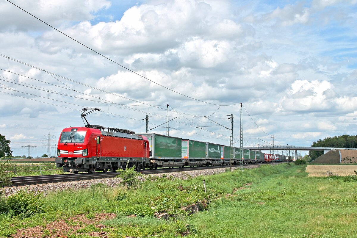 193 349 mit dem KT 43513 (Köln Eifeltor - Novara Boschetto) am frühen Nachmittag des 28.06.2020 südlich von Auggen im Rheintal.