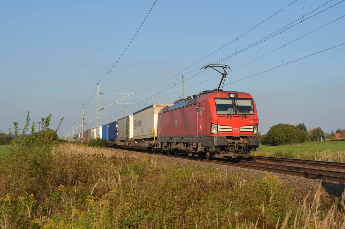193 349 schleppte am 08.10.21 einen Schenker-KLV durch Gräfenhainichen Richtung Bitterfeld. In diesem Zug wurden neben den Aufliegern auch Container mitgeführt.