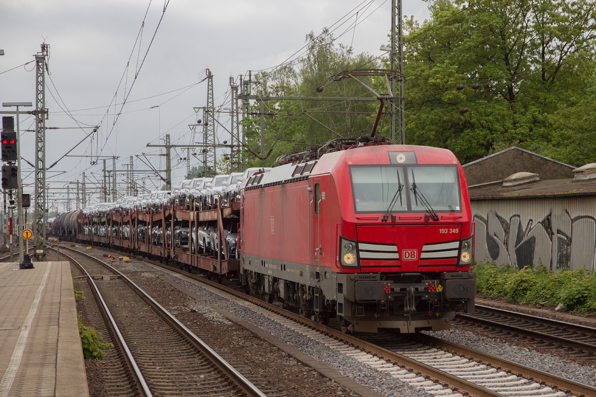 193 349 zieht einen gemischten Güterzug durch Hamburg Harburg, am 17.05.2019.