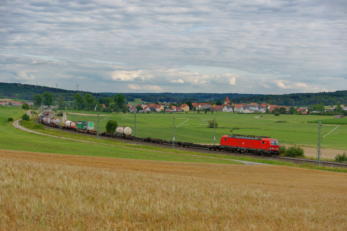 193 350 DB Cargo mit einem KLV-Zug bei Oberdachstetten Richtung Würzburg, 17.07.2020