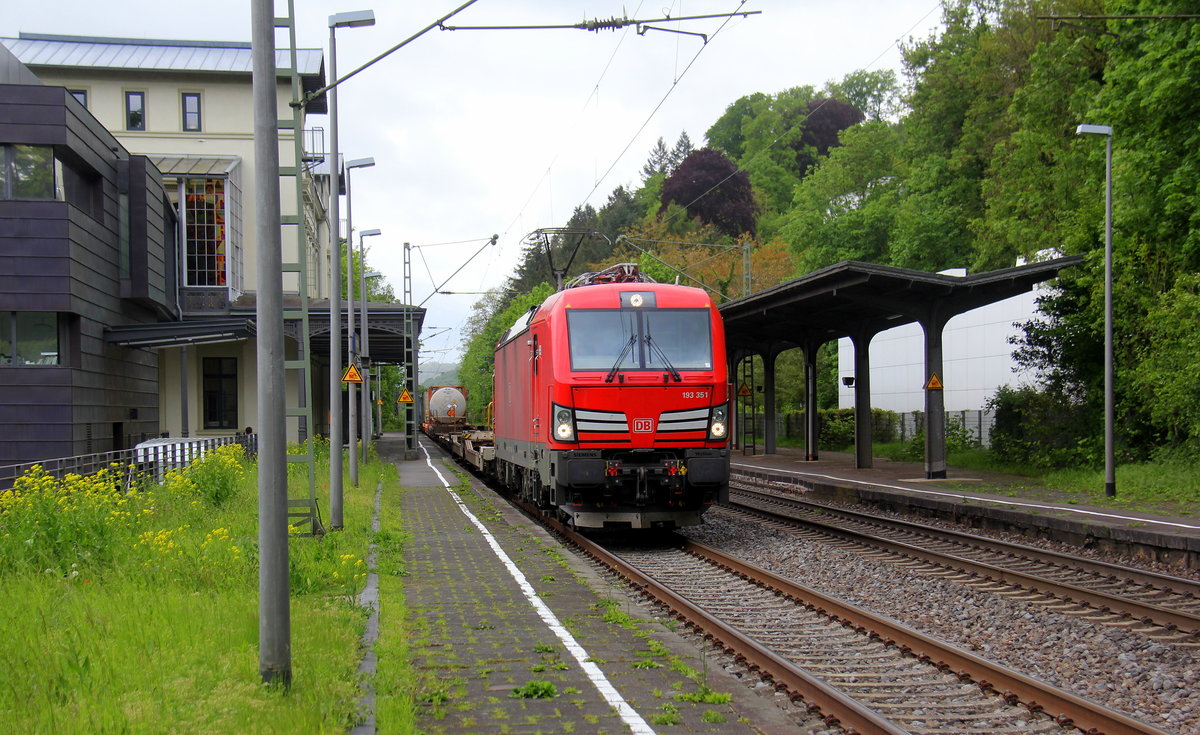 193 351 DB kommt mit einem Containerzug aus Süden nach Norden und kommt aus Richtung Koblenz und fährt durch Rolandseck in Richtung Bonn,Köln. 
Aufgenommen vom Bahnsteig in Rolandseck. 
Am Mittag vom 9.5.2019.