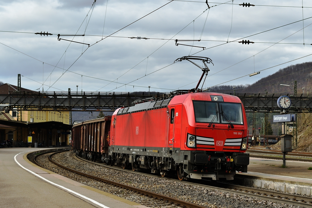 193 352 durchfuhr am 27. März 2019 mit einem Güterzug den Bahnhof von Geislingen (Steige).
