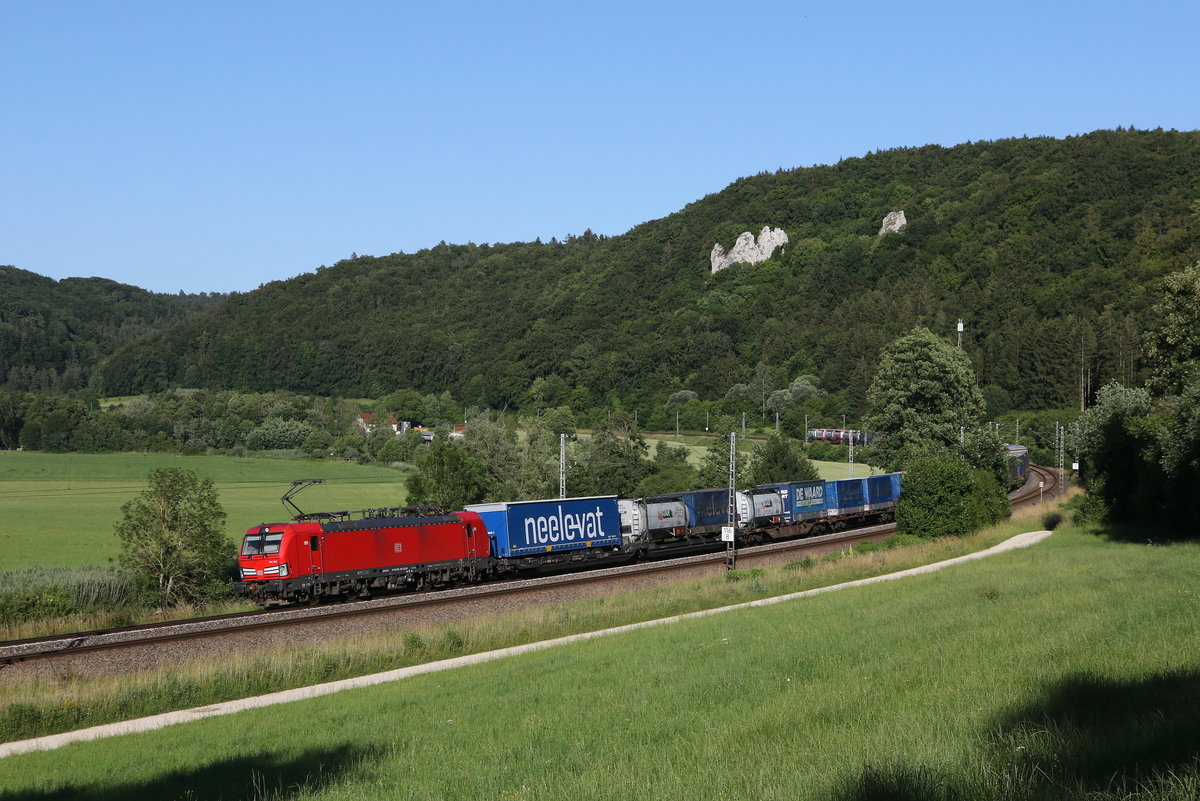 193 352 mit einem  KLV  am 30. Juni 2020 bei Dollnstein im Altmühltal.