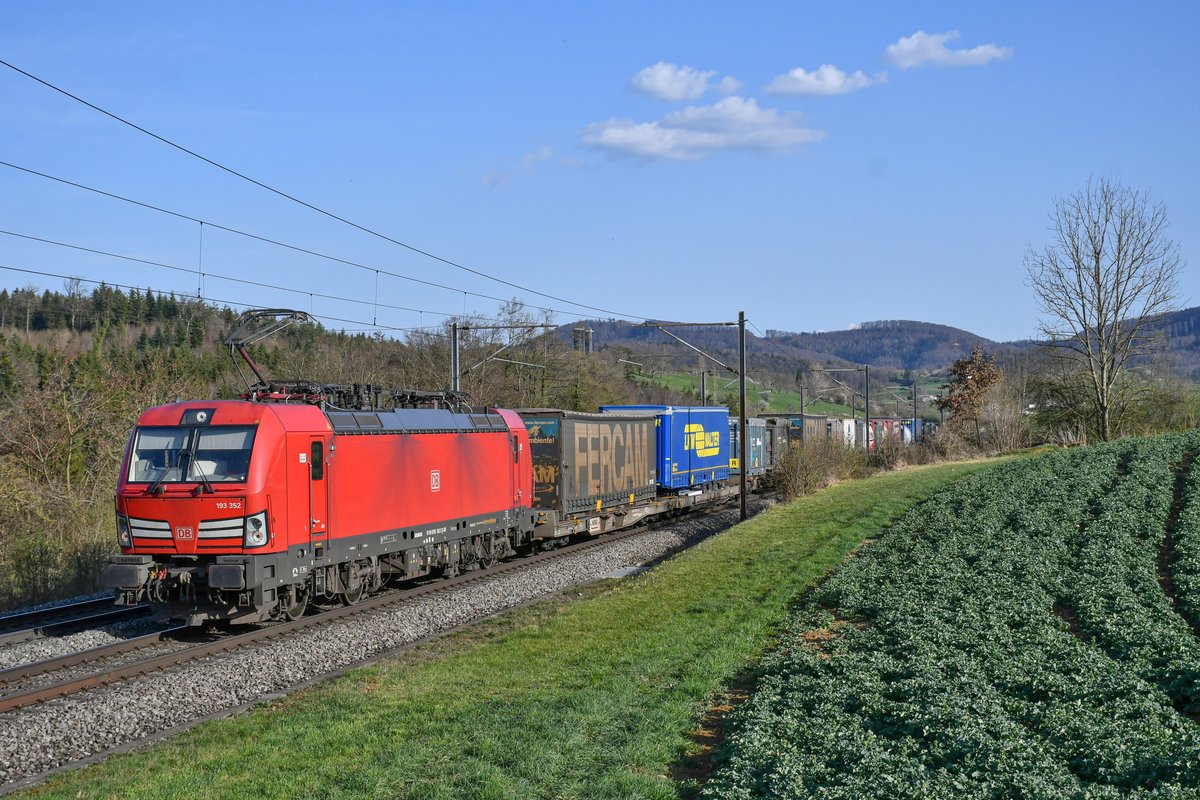 193 352 ist unterwegs in Richtung Basel, aufgenommen bei Hornussen AG (CH) am 01.04.2021.