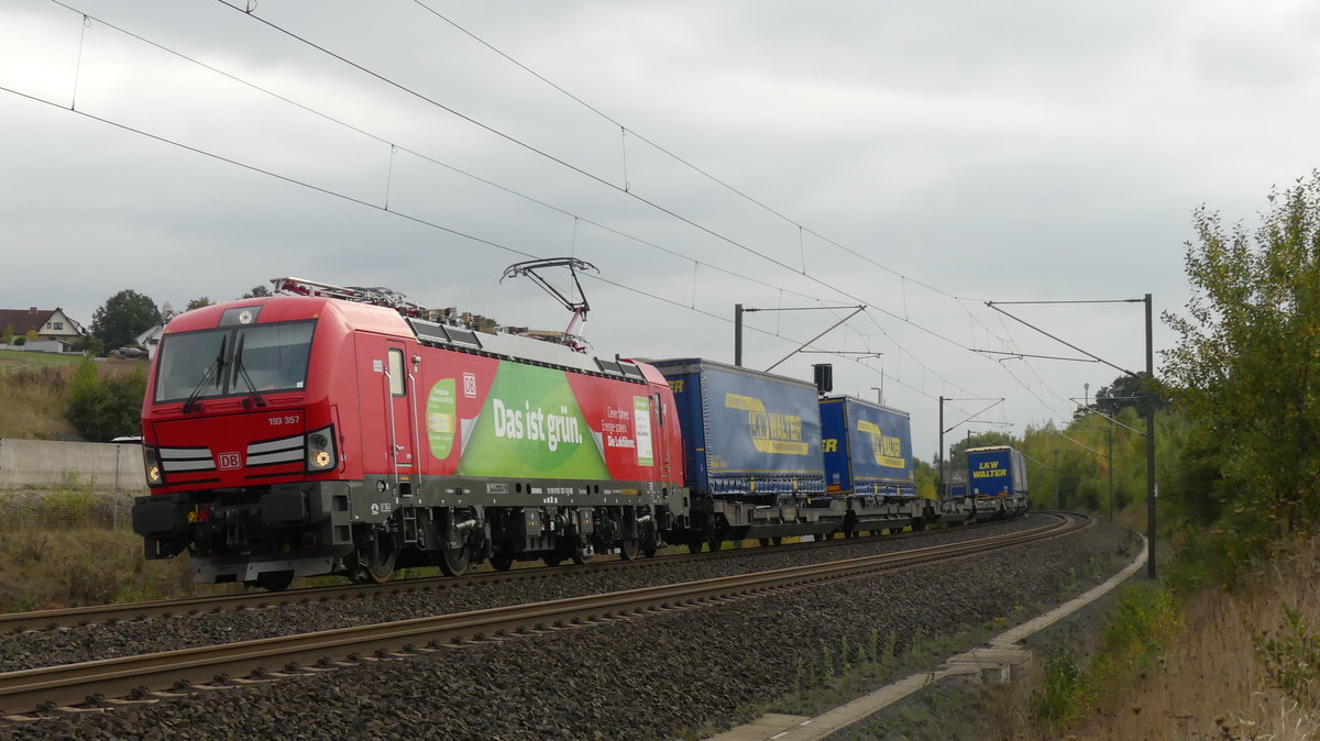 193 357  Das ist Grün  zieht einen KLV-Zug durch Neuhof gen Fulda. Aufgenommen am 28.9.2018 16:51