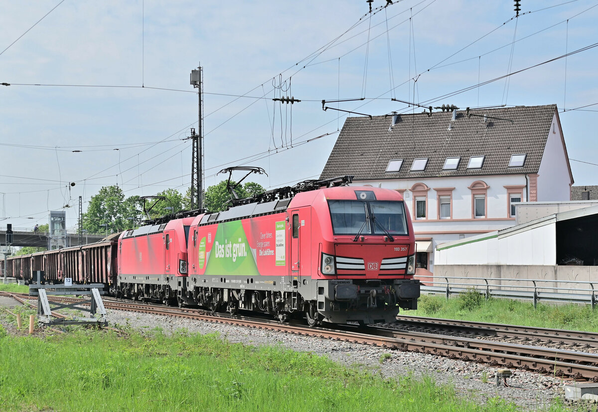 193 357 nebst einen warmen Schwesterlok und Schiebedacheanos kommen durch Heddesheim/Hirschberg gen Weinheim gefahren. Dienstag den 3.5.2022