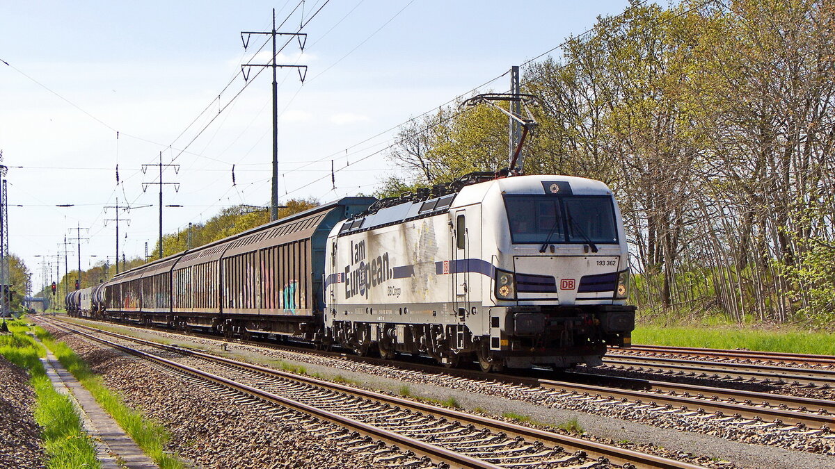 193 362 mit einem kurzen Güterzug bei der Durchfahrt bei Diedersdorf auf den äußeren Berliner Ring am 03. Mai 2023.