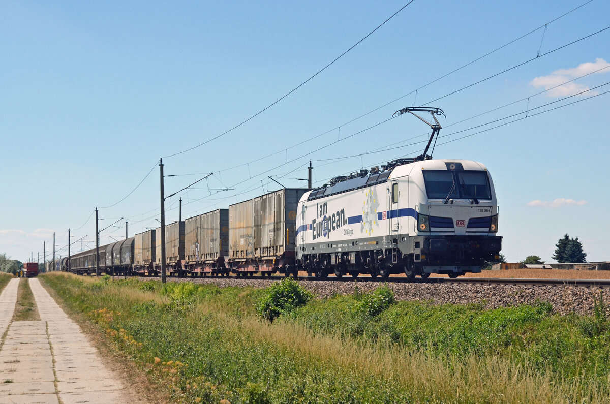 193 364 bespannte am 28.06.22 einen gemischten Güterzug vom Rbf Halle(S) nach Tschechien. Hier rollt der Werbe-Vectron durch Khyna Richtung Delitzsch.