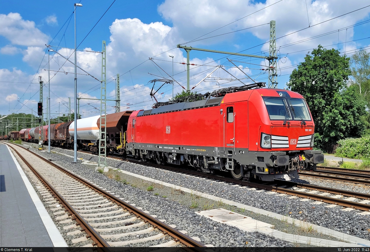 193 369-6 (Siemens Vectron) befördert in Leipzig-Thekla gemischte Fracht zum Rangierbahnhof Leipzig-Engelsdorf.

🧰 DB Cargo
🕓 10.6.2022 | 11:43 Uhr