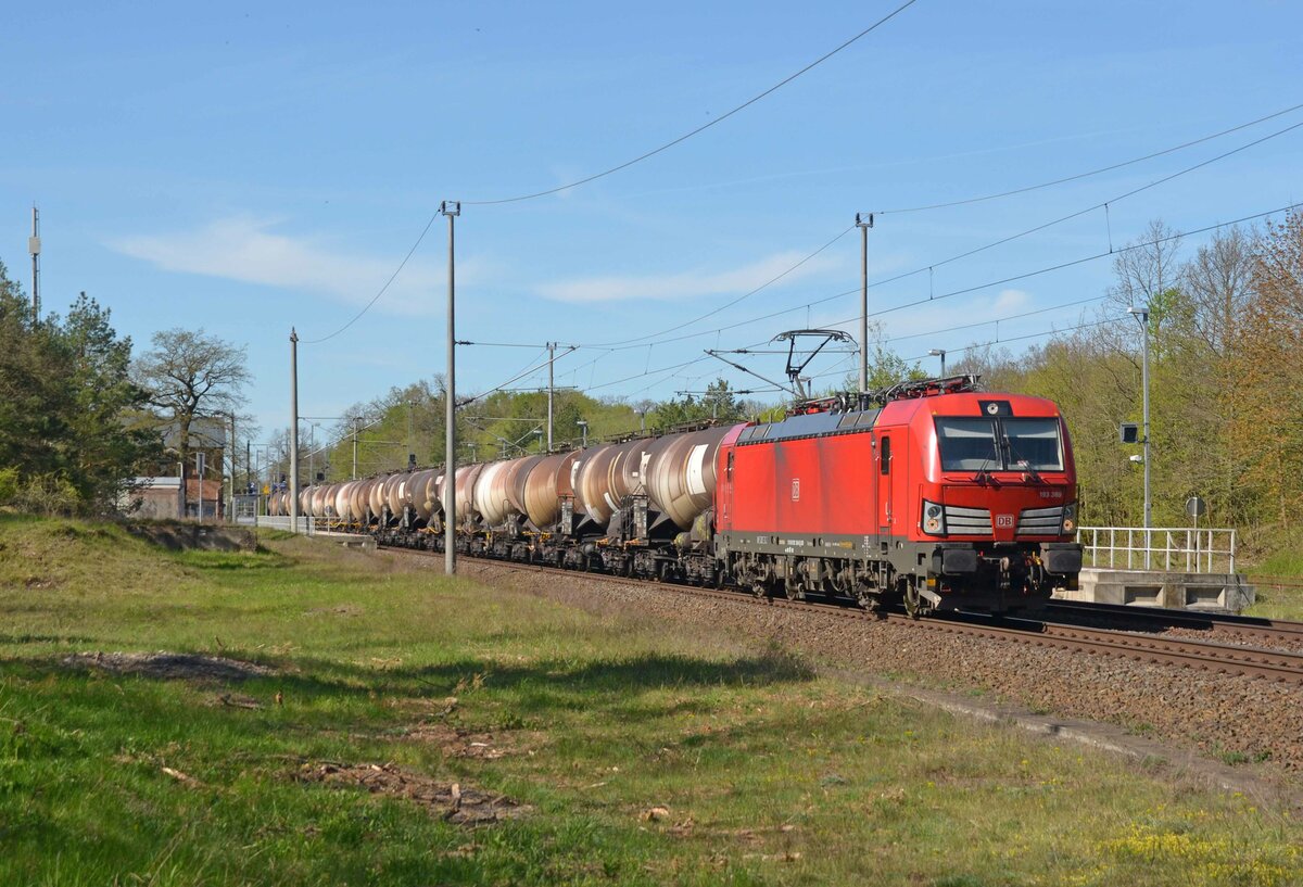 193 369 führte am 09.05.21 einen Kesselwagenzug durch Burgkemnitz Richtung Wittenberg.
