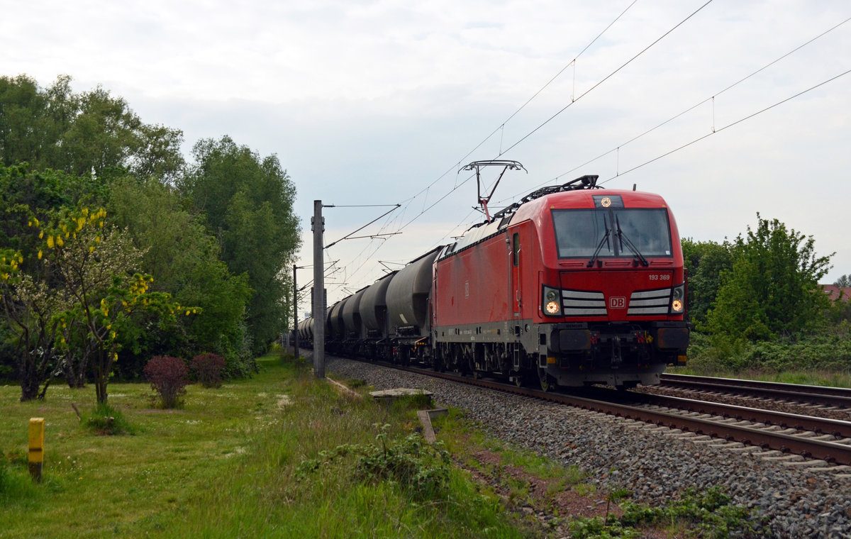 193 369 schleppte am 03.05.20 einen Silozug durch Greppin Richtung Bitterfeld. Der Zug kommt von Rotterdam und nach Ziar nad Hronom in der Slowakei unterwegs.