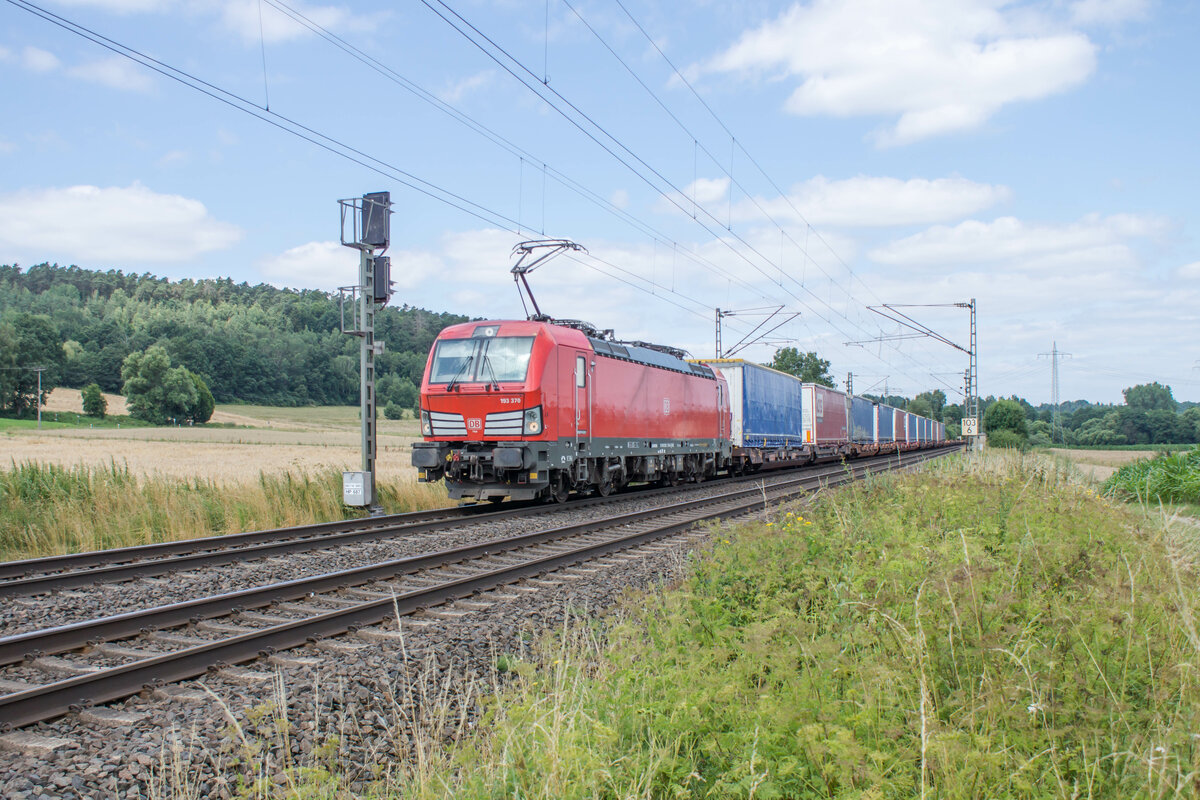 193 370-4 ist am 21.07.2021 mit einen Aufliegerzug bei Kerzell in Richtung Süden unterwegs.