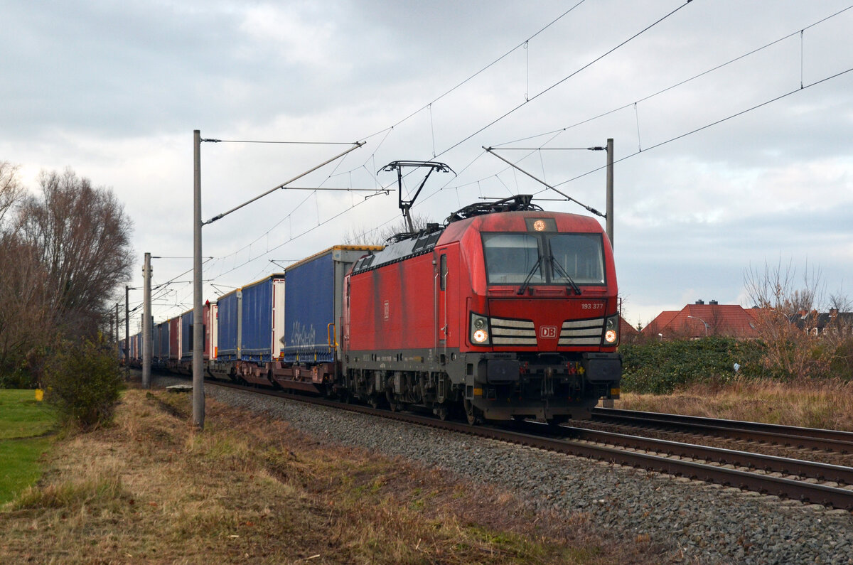 193 377 schleppte am 05.12.21 einen KLV-Zug durch Greppin Richtung Bitterfeld. Der umgeleitete KLV hat Lovosice als Ziel.