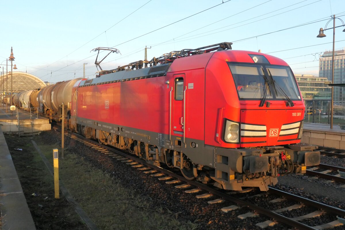 193 381 vor einem Kesselwagenzug in Dresden Hauptbahnhof im November 2024. Die Loks sollen jetzt auch im Verkehr nach Tschechien eingesetzt werden, sagte man mir. Trotz einiger 189, die offensichtlich noch rüber fahren.