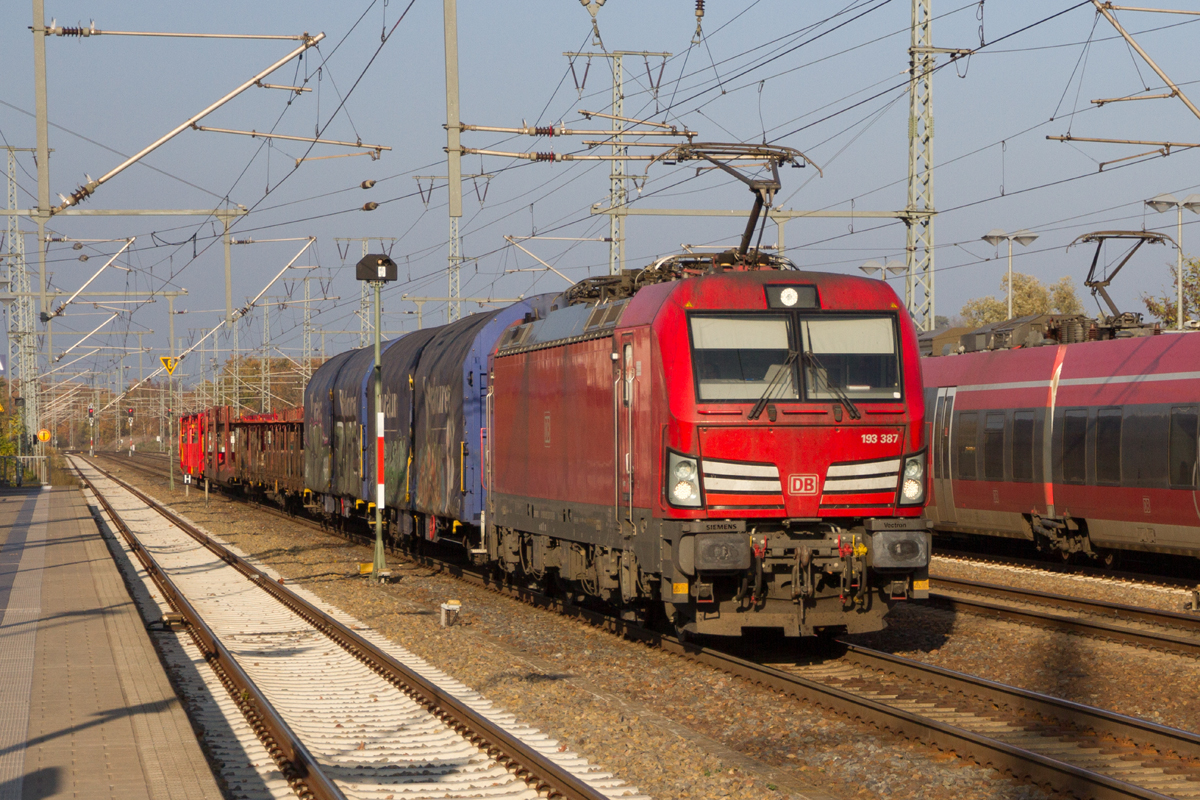 193 387 zieht einen kurzen Güterzug durch Bahnhof Golm, am 14.11.2022.
