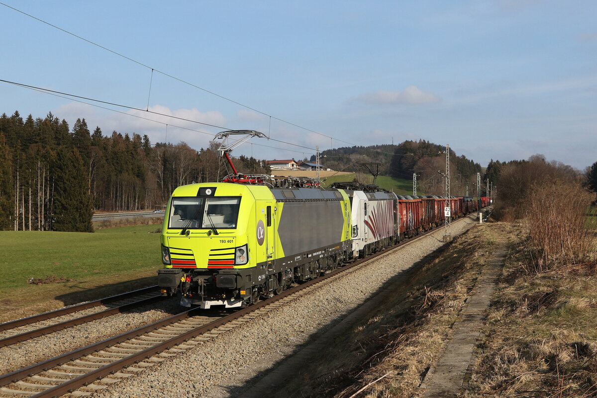 193 401 und 193 776 mit einem gemischten Güterzug aus Salzburg kommend am 12. Februar 2023 bei Hütt im Chiemgau.