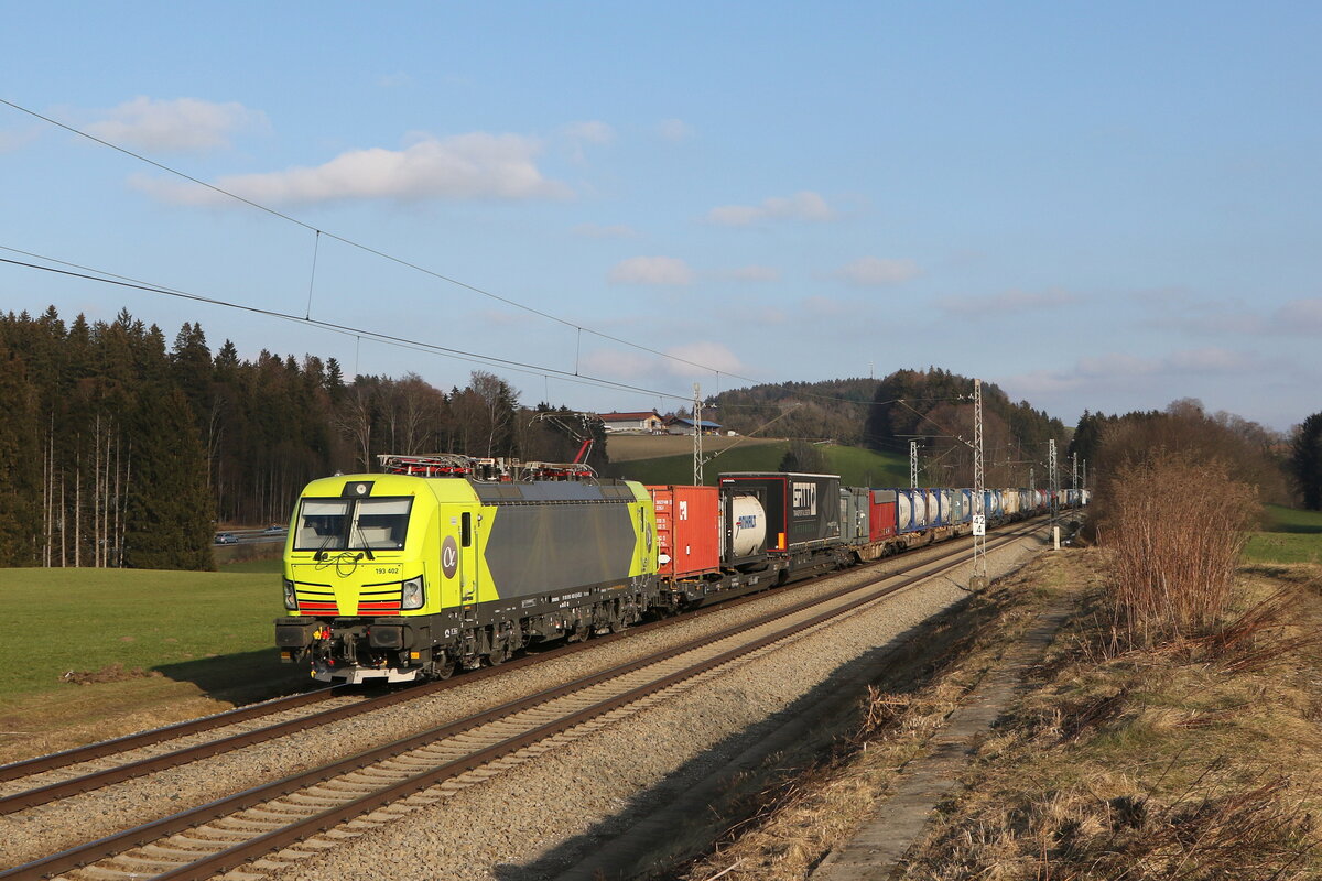 193 402 von  ALPHA TRAINS  mit einem  KLV   am 12. Februar 2023 bei Hütt im Chiemgau.