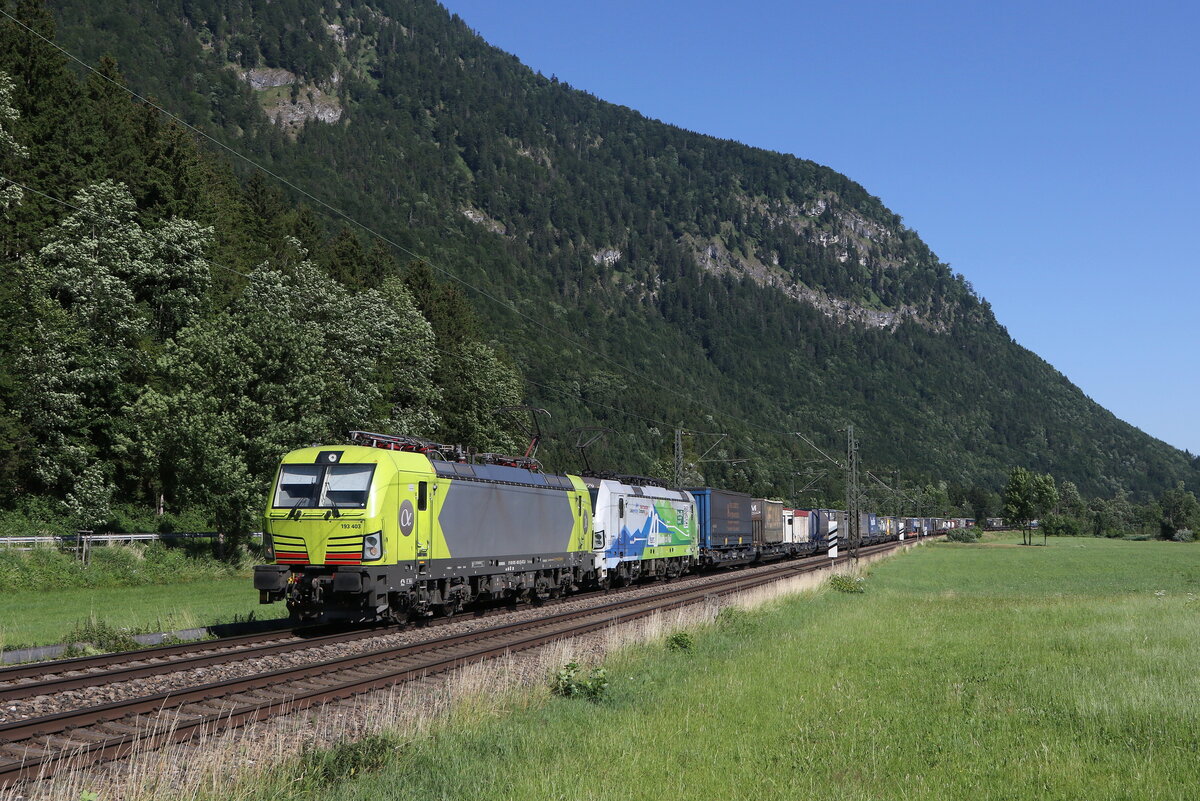 193 403 und 193 774 waren mit einem  KLV  am 29. Juni 2023 bei Niederaudorf im Inntal in Richtung Kufstein unterwegs.