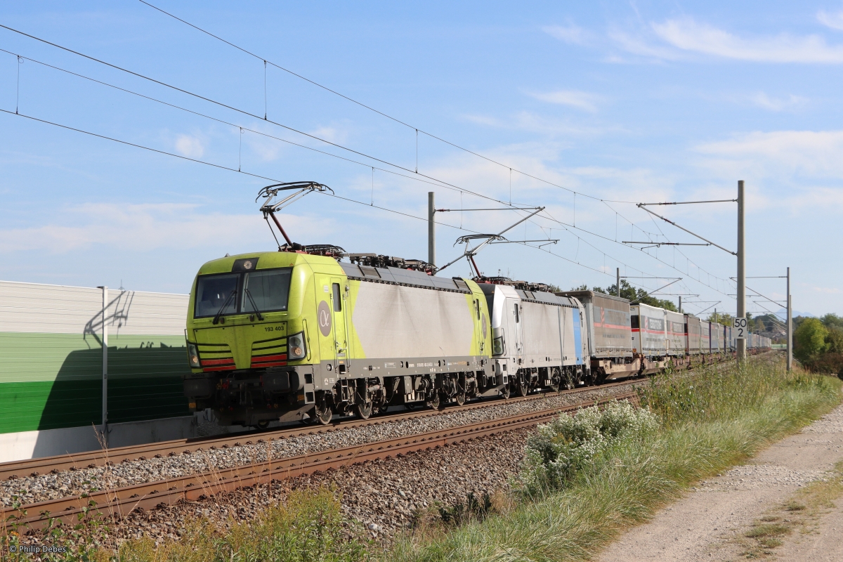 193 403-3 (Alpha Trains / vmtl. Lokomotion) und 193 120-3 (Railpool / vmtl. Lokomotion) mit einem Güterzug in Ostermünchen, 12. Oktober 2023