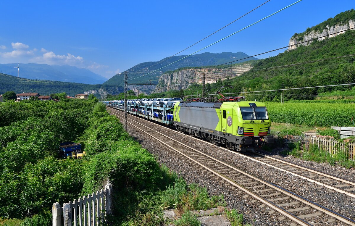 193 403 mit einem Autozug am 19.06.2023 bei Domegliara.