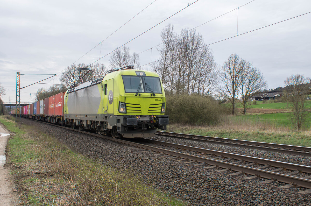193 406-6 mit einem Containerzug bei Kerzell am 26.03.24.