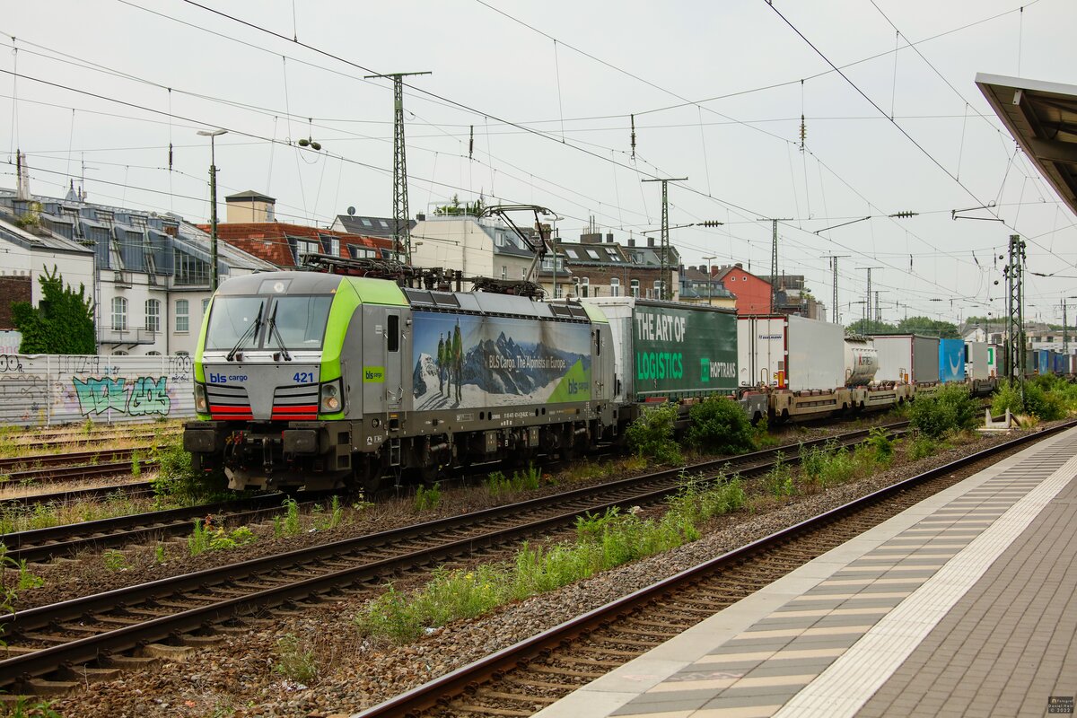 193 421 BLS mit KLV in Köln West, Juni 2022.