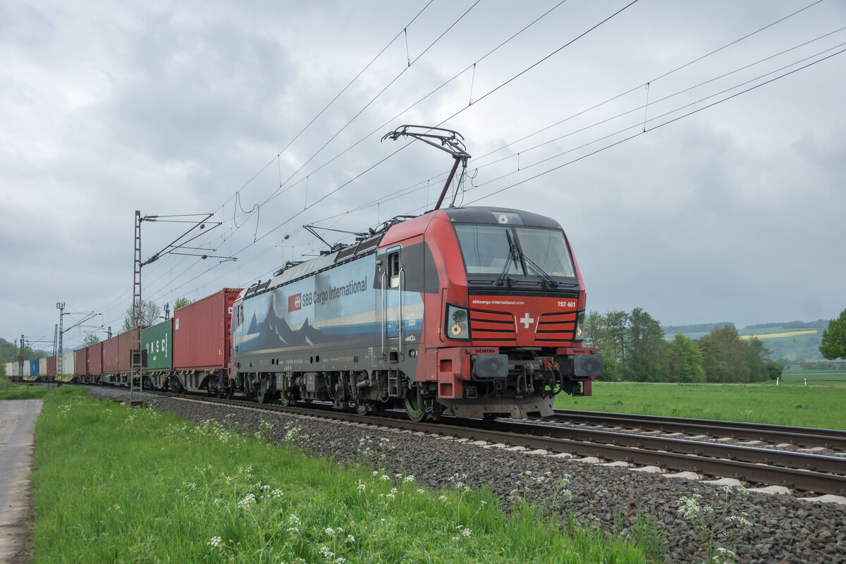 193 461-1 ist mit seinen Containerzug am 18.05.2021 in Richtung Norden unterwegs,bei Friedland.