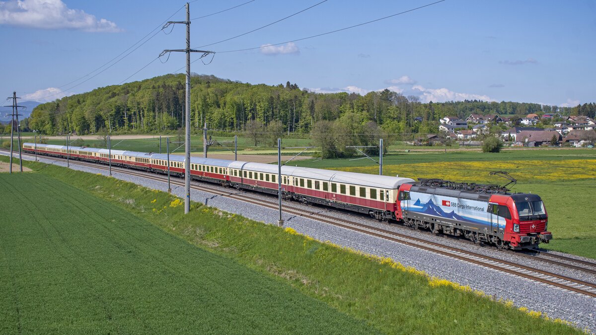 193 461  Olten  ist mit dem AKE Rheingold bei Bollodingen (CH) unterwegs in den Süden, aufgenommen am 01.05.2022.