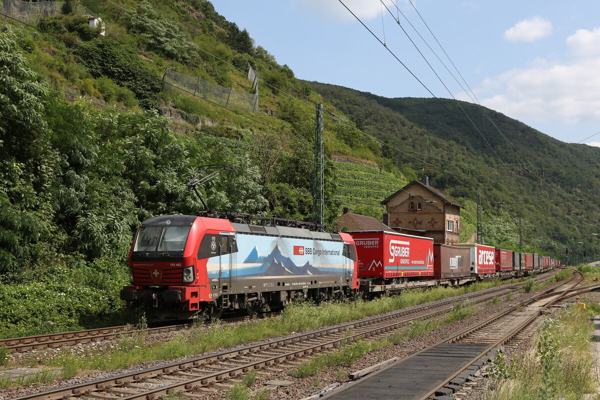 193 462 von  SBB Cargo  mit einem  KLV  bei der Einfahrt in Kaub am Rhein am 22. Juli 2021.