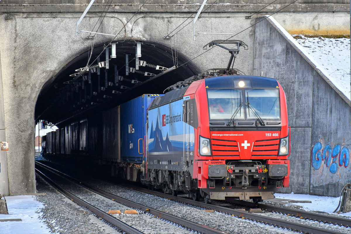 193 466 verlässt am 13.02.2021 den Villnachern-Tunnel auf der Bözberg Südrampe (CH) in Richtung Basel.