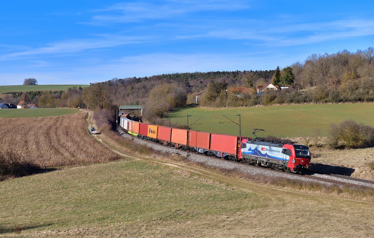 193 470 mit einem Containerzug am 06.03.2021 bei Edlhausen.