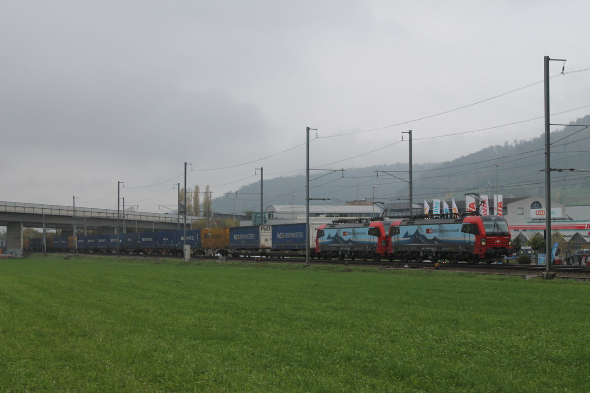 193 472 ''Köln'' und 193 468 ''Chiasso'' mit einem UKV-Zug zwischen Itingen und Sissach