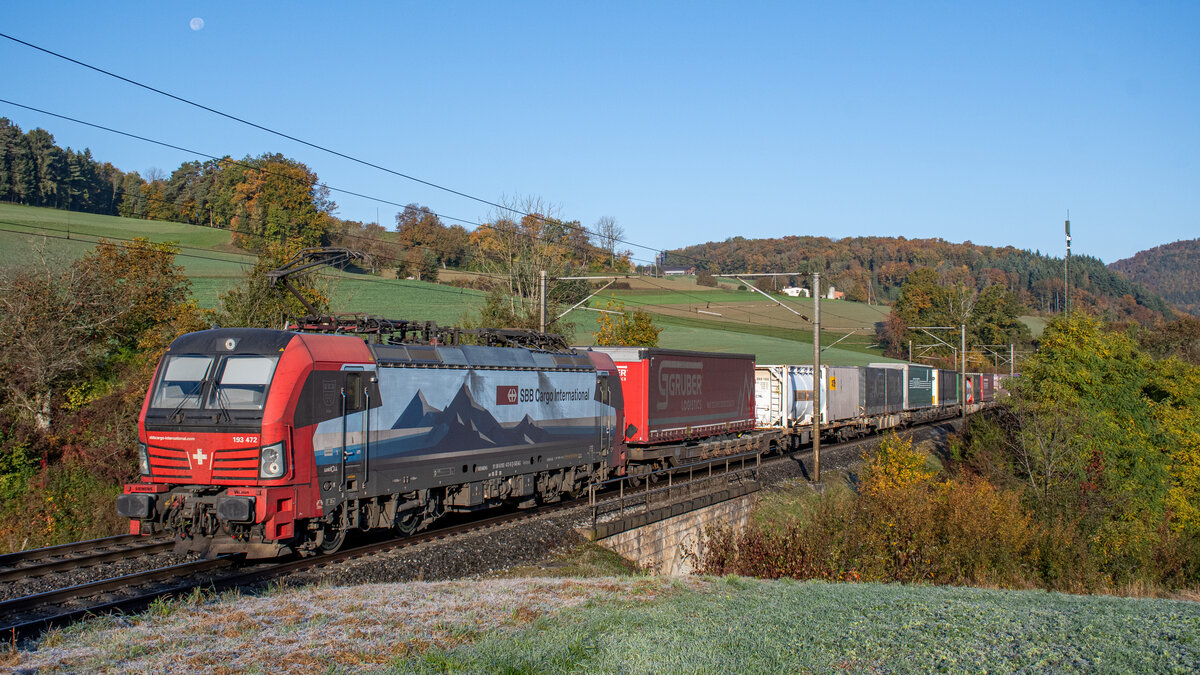 193 472  Köln  ist am Morgen des 23.10.2021 bei Hornussen AG (CH) auf der Bözberg-Nordrampe in Richtung Süden unterwegs.