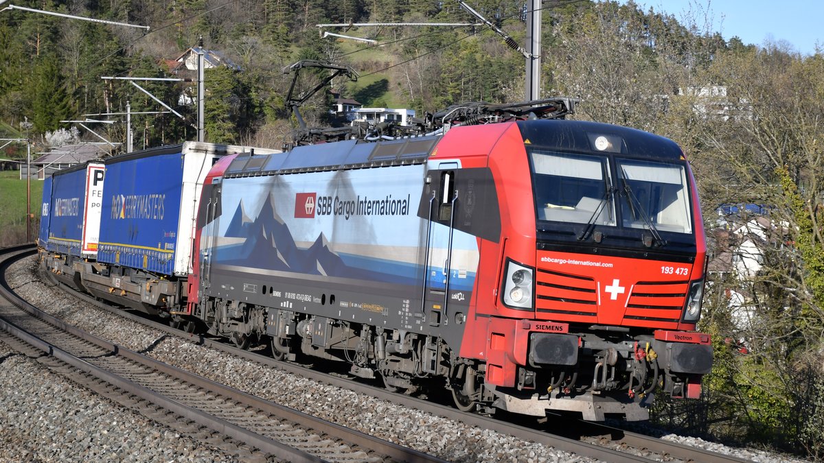 193 473  Luino  ist aus dem Süden kommend bei Villnachern AG in Richtung Basel unterwegs, aufgenommen am Abend des 30.03.2021. Gruss zurück an den Lokführer und allzeit gute Fahrt.