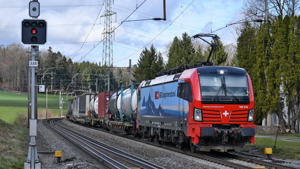 193 474 rollt am 04.03.2020 bei Mühlau AG (Schweiz) gegen Süden.