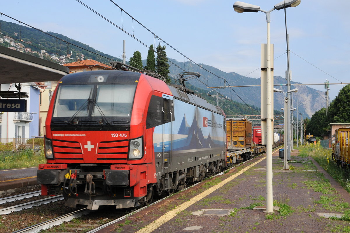 193 475 von SBB Cargo fährt mit einem Containerzug durch den Bahnhof Stresa in Richtung Mailand. 25.06.2020 um 10:08 Uhr. 