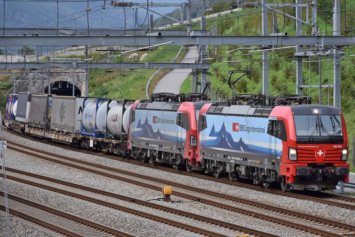 193 476 und 193 462 auf dem Weg in den Süden am 04.10.2019 kurz nach Biasca TI.