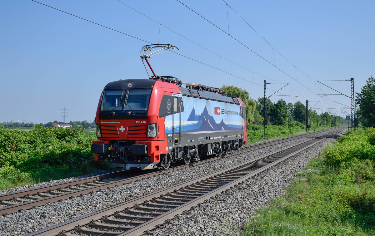 193 476 hatte am Morgen des 30.06.2018 einen Kesselzug nach Kork gebracht, hier passiert sie Lz den Hp Buggignen auf der Fahrt nach Basel SBBB RB
