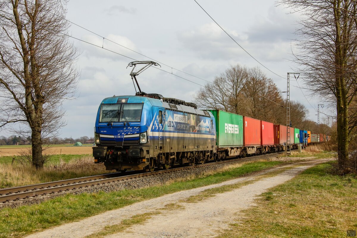 193 485 RTB Cargo  Lok-Spitze  mit Containerzug in Boisheim, März 2022.