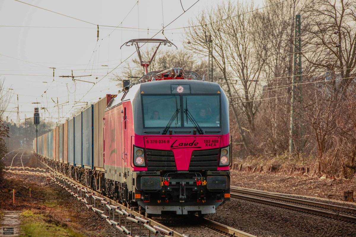 193 488  Laude  (370 034-8) mit Container in Gelsenkirchen Buer Nord, Februar 2021.